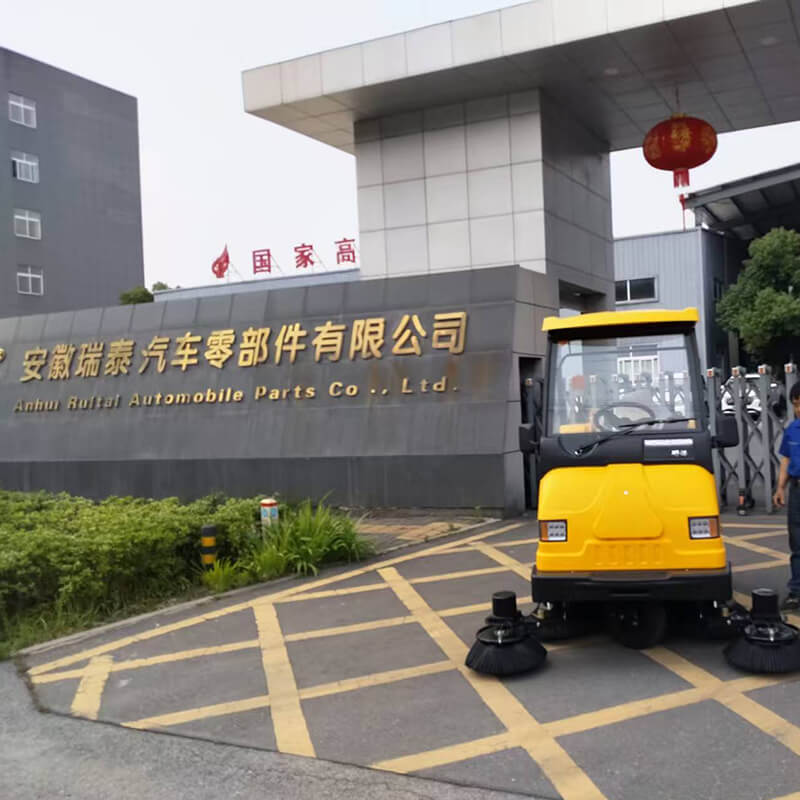 安徽瑞泰汽车零部件E800W驾驶式扫地车